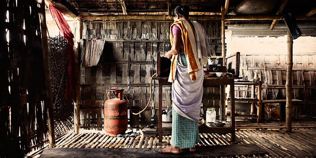 一位印度妇女在做饭